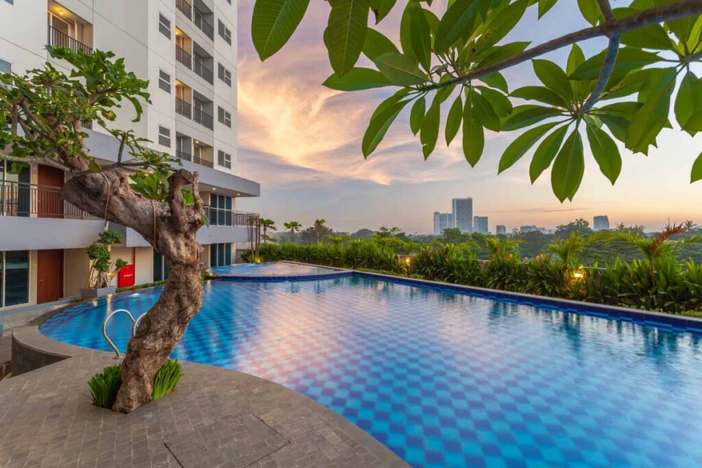 Fasilitas Kolam Renang Apartemen The Avenue Serpong BSD Pada Saat Sunset