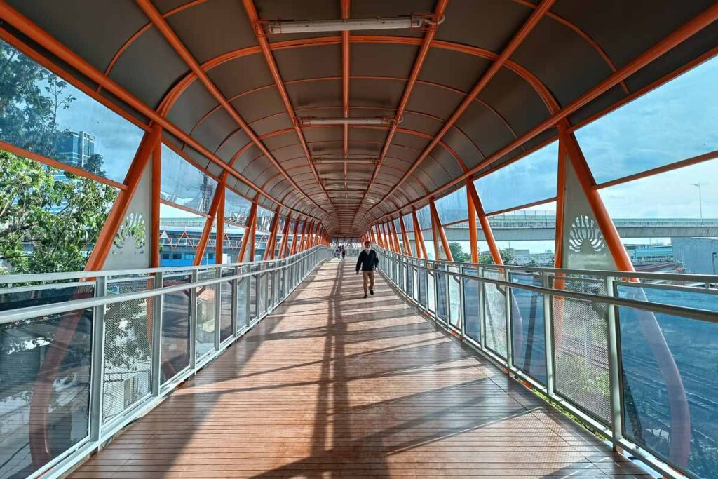 Jembatan Sky Walk Penghubung Stasiun KRL Kebayoran Lama CSW